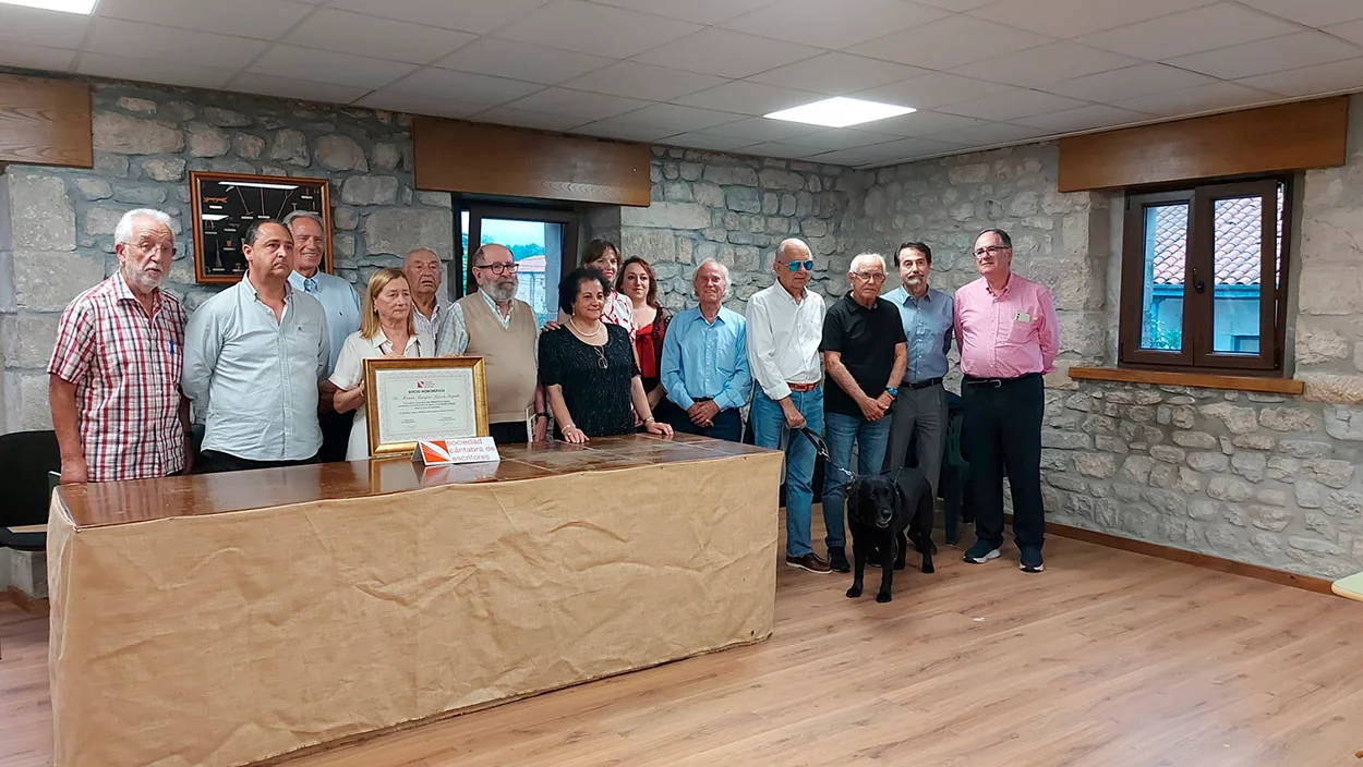 Entrega en el centro cultural Lope de Vega, de Villafufre, del título de Socio Honorifico, a Ramón Conejero García-Quijada